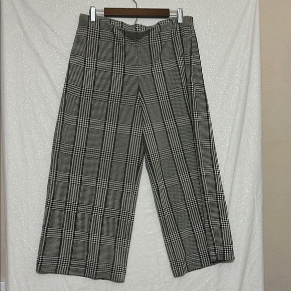 H& M Black and Cream Plaid Wide Leg Crop Pants. Size large. - Picture 1 of 3